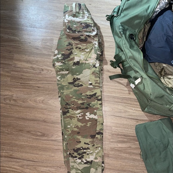OCP Military uniform.. 1 pair of 31 regular and 4 pairs of 28 regular pants - Picture 2 of 2